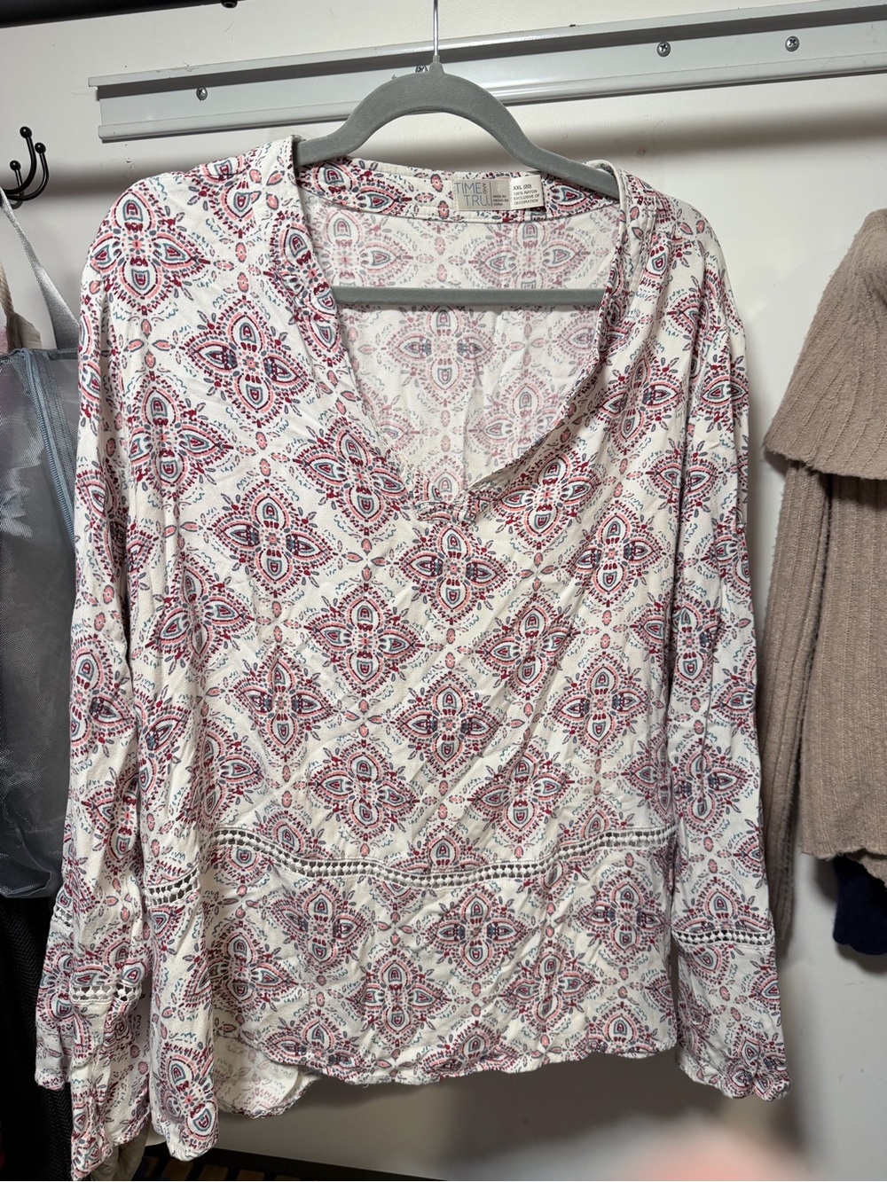 Time and Tru White and Burgundy Printed V-Neck Pullover